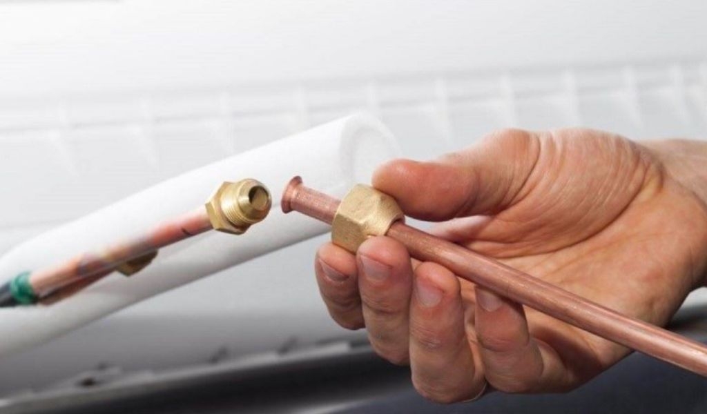 Những lưu ý cần thiết khi lắp đặt ống gas máy lạnh 3 Bảo vệ ống gas khỏi va đập và tác động bên ngoài